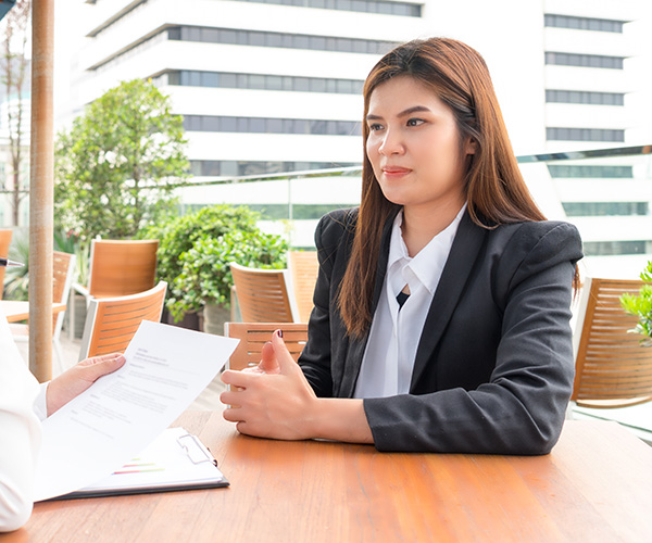 Businesswoman ou manager interviewer son candidat avec CV - I