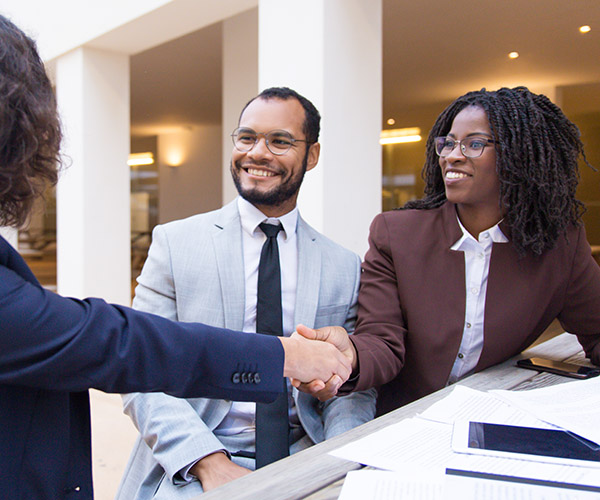 Clients satisfaits remerciant le professionnel pour l'aide