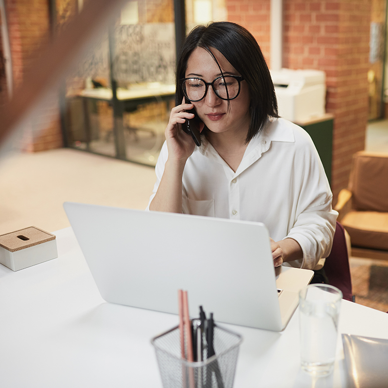Femme d'affaires asiatique réussie travaillant au bureau