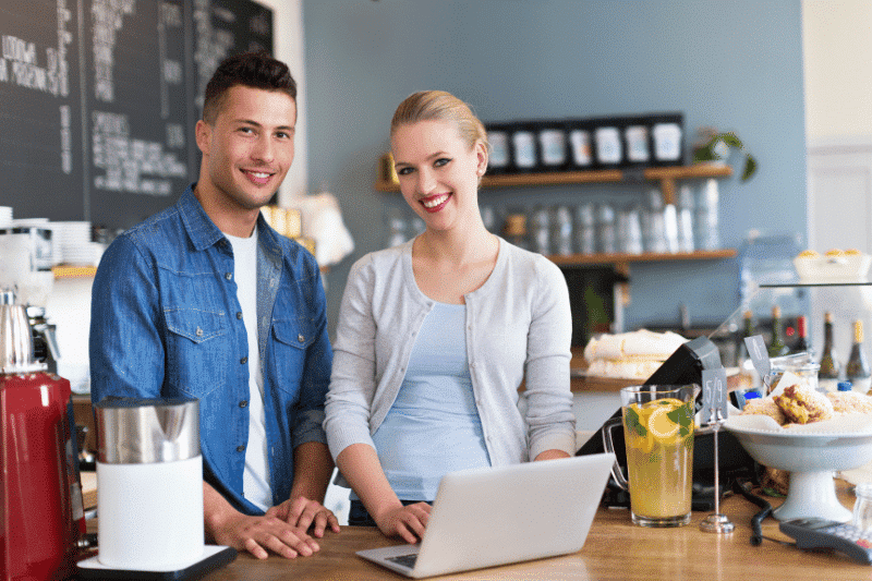 Deux jeunes cafetiers au comptoir de la boutique | L'appel au réveil financier pour les fondateurs de petites entreprises