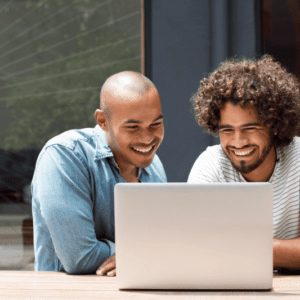 deux jeunes hommes à la recherche d'un ordinateur portable | Canevas de modèle d'affaires de lien d'affaires